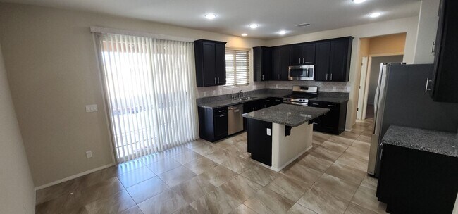 Building Photo - Beautiful 4BED / 3BATH home!