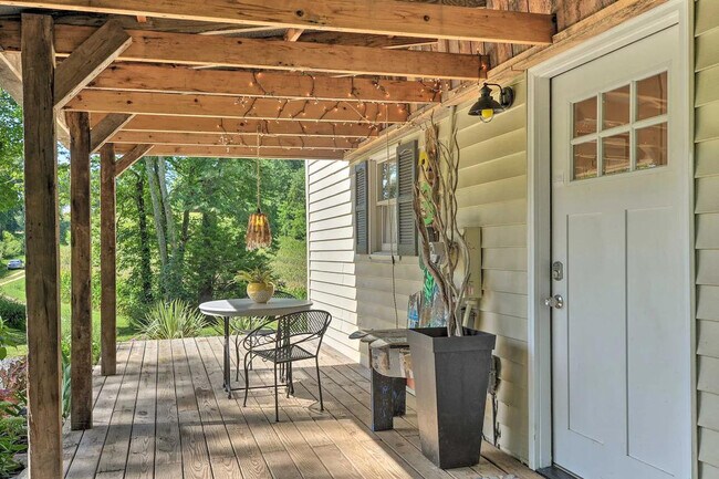 Building Photo - 240 Farmhouse Ln