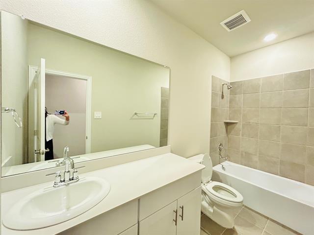 Building Photo - 2117 Gustavus Dr