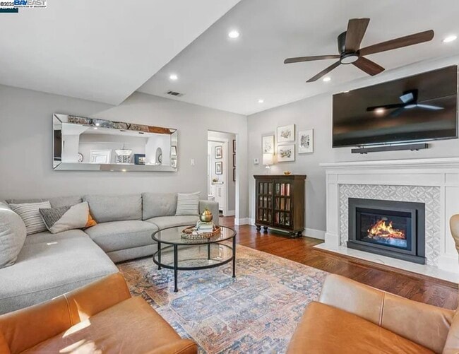 Building Photo - 161 Maiden Ln