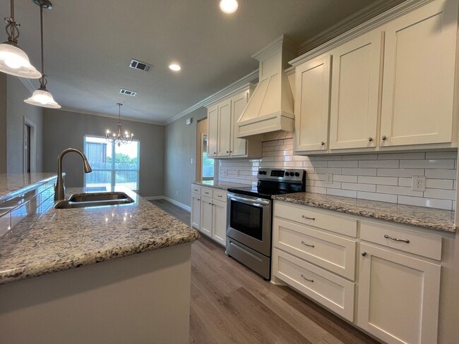 Building Photo - AVAILABLE NOW 3 BEDROOM 2 BATH WITH OFFICE...