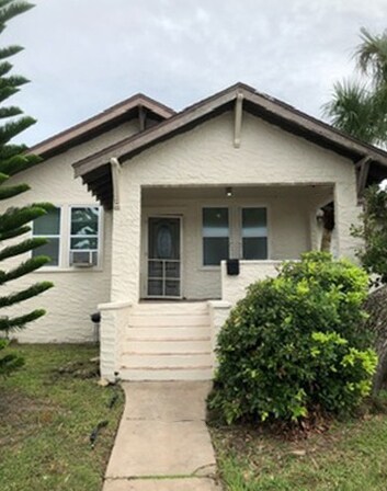 Front Of 4 Bedroom Home - 506 Silver Beach Ave