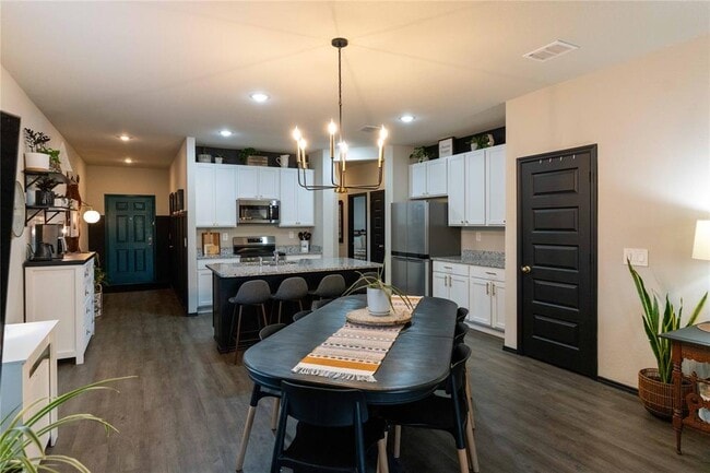 Building Photo - 648 Jennifer Wy