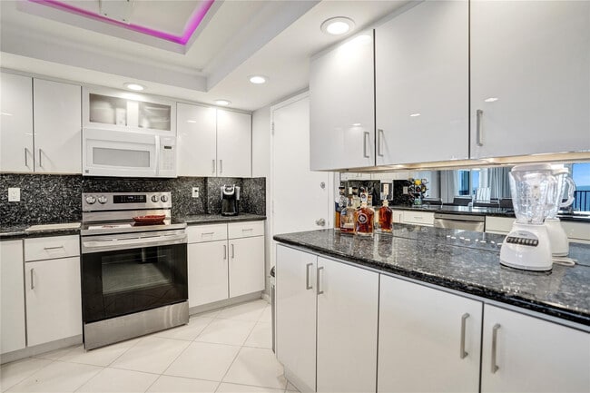 Building Photo - 1150 Hillsboro Mile