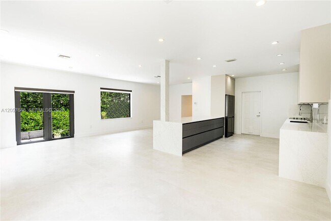 Building Photo - 925 Algaringo Ave