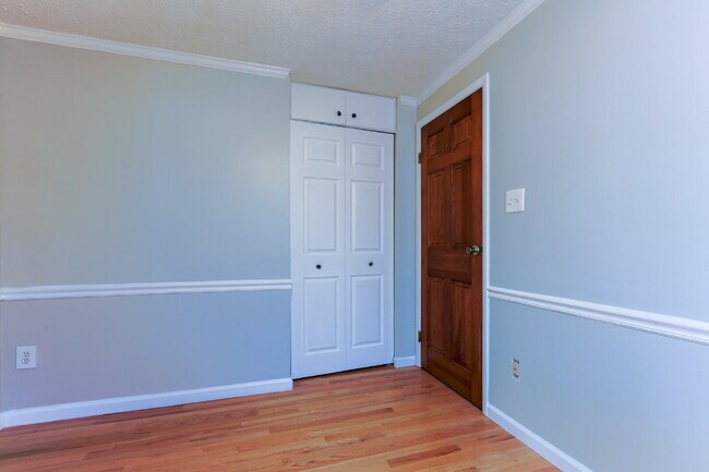 Building Photo - Bright and Spacious Townhome Living Near Reston