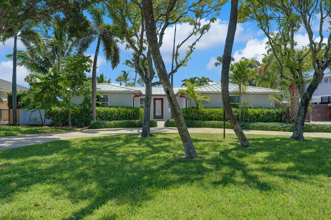 Building Photo - 930 S Lakeside Dr