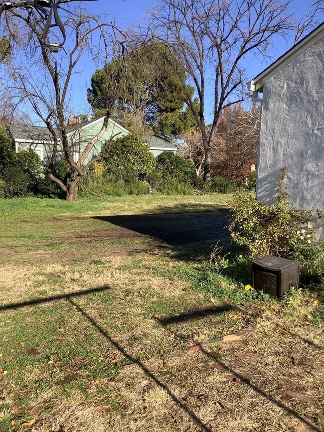 Building Photo - Cozy and Spacious 2-Bedroom House!