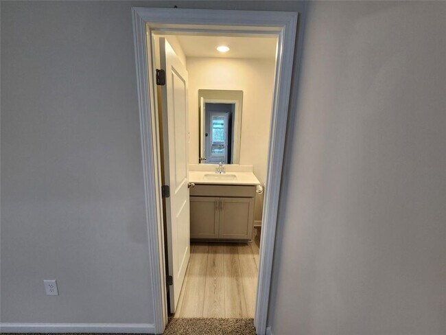 Building Photo - 235 Vly Oak Dr
