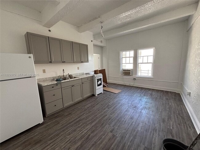 Building Photo - 220 23rd St