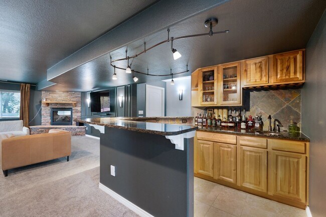 Building Photo - Elegant Mountain-View Retreat in Stone Cro...