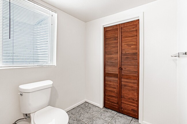 Building Photo - Spacious 3BD, 2BA Lakewood Half-Duplex wit...