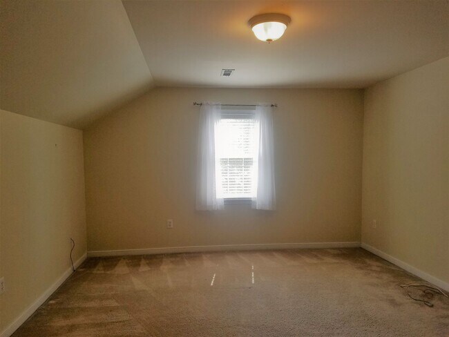 Building Photo - Beautifully maintained 3 bedroom 2 bath contemporary in highly sought after Birkdale subdivision.