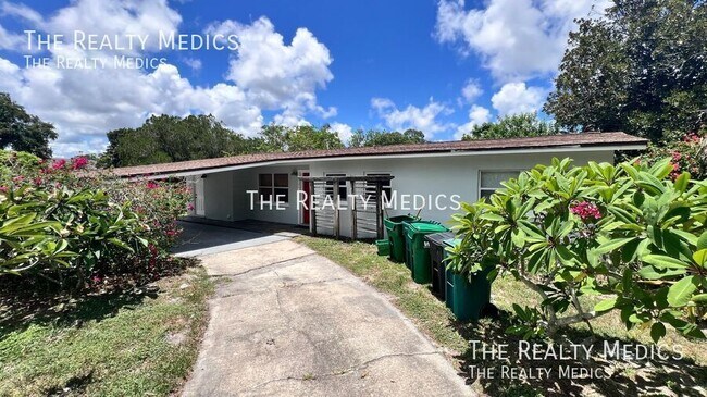 Building Photo - 904 Hall St