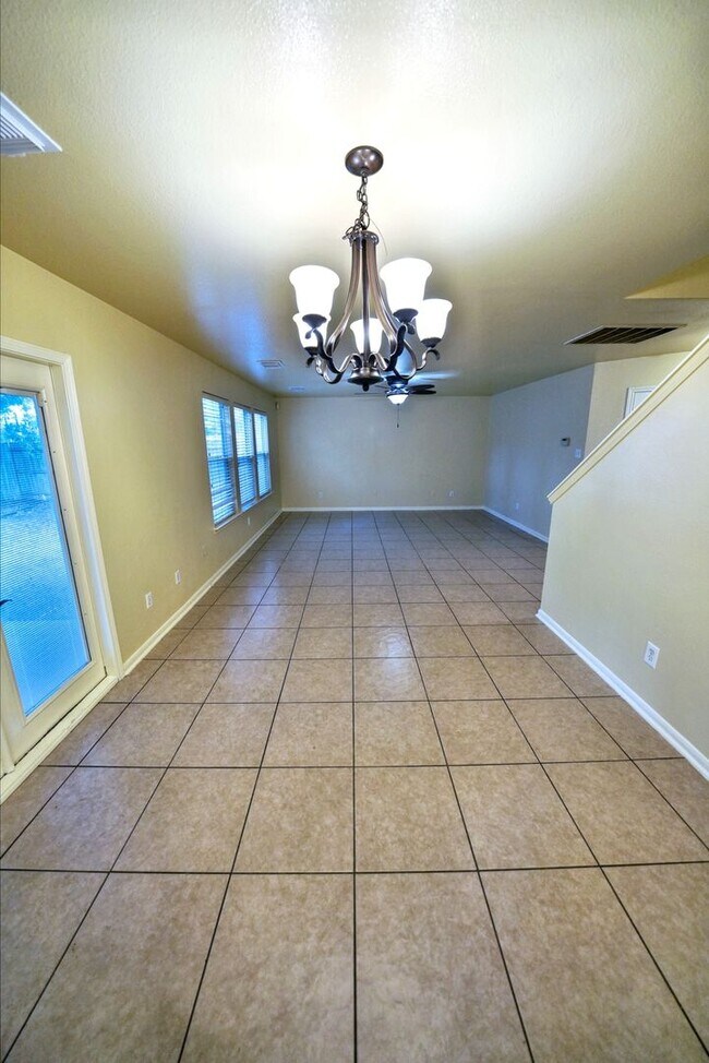 Building Photo - Beautiful Rental now available in Thistle Creek (Schertz) - 5 Bedrooms! Realtor Commission: $750