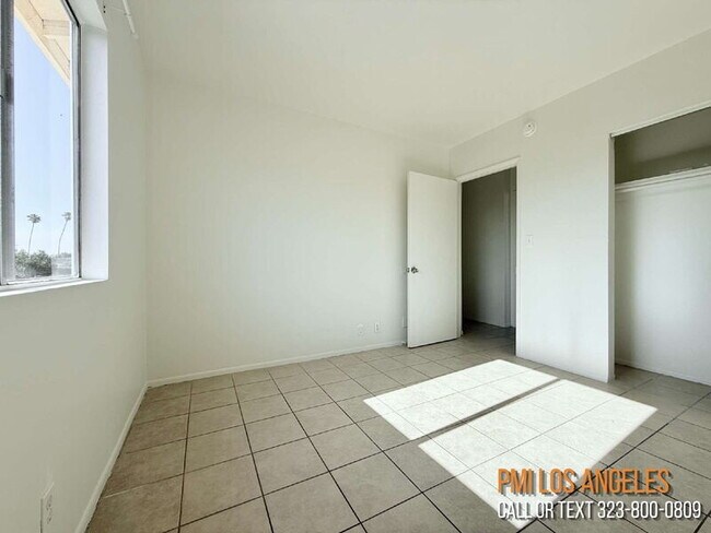 Building Photo - 943 W 68th St