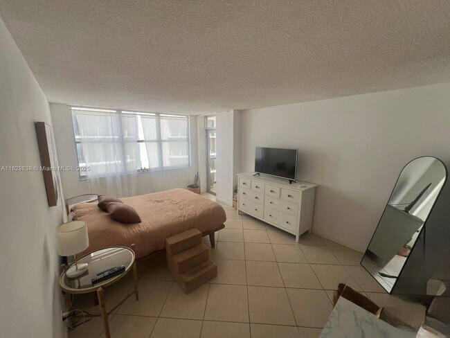Building Photo - 6039 Collins Ave