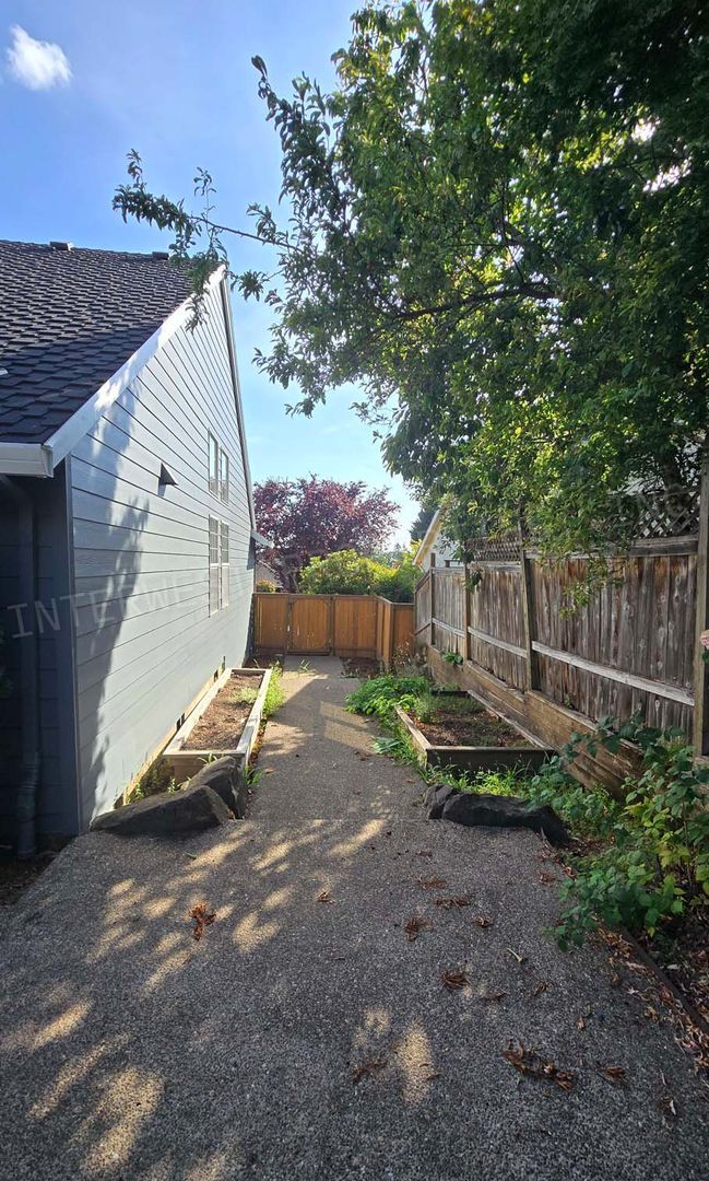 Building Photo - 4+ Bedroom Tigard Home With a Beautiful Vi...