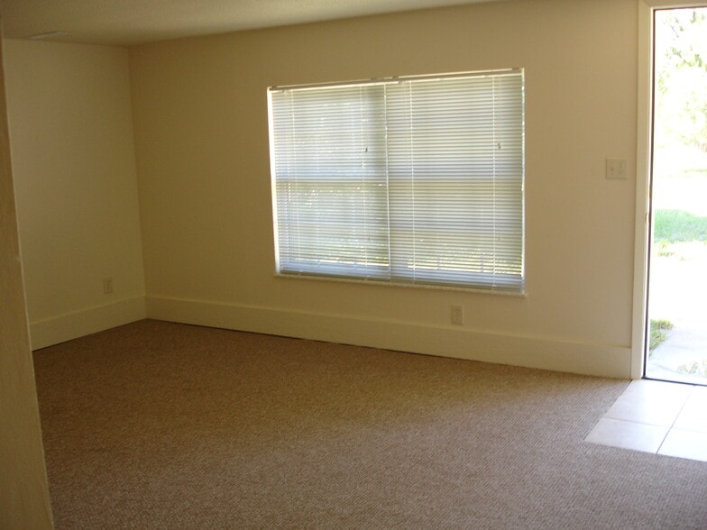 Down Entry Family Room - 7101 N Park Ave