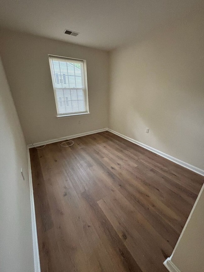 Building Photo - Updated 3Bedroom/2Bathroom - Great Location!