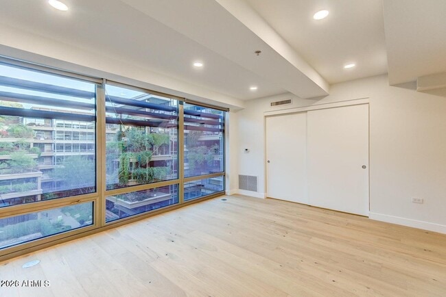 Building Photo - 7121 E Rancho Vista Dr