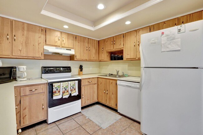 Building Photo - 1558 Shaker Cir