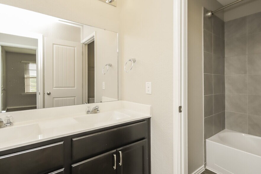Building Photo - 8102 Rose Petals Ln
