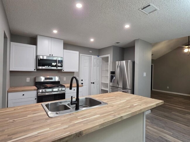 Building Photo - 1806 Maplelawn St