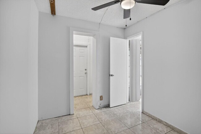 Building Photo - 5514 SW 44th Terrace