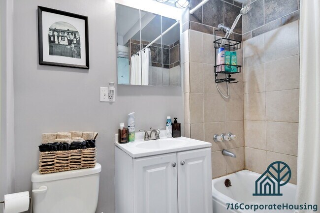 Building Photo - Furnished 3-Bedroom Carriage House on Bird Ave