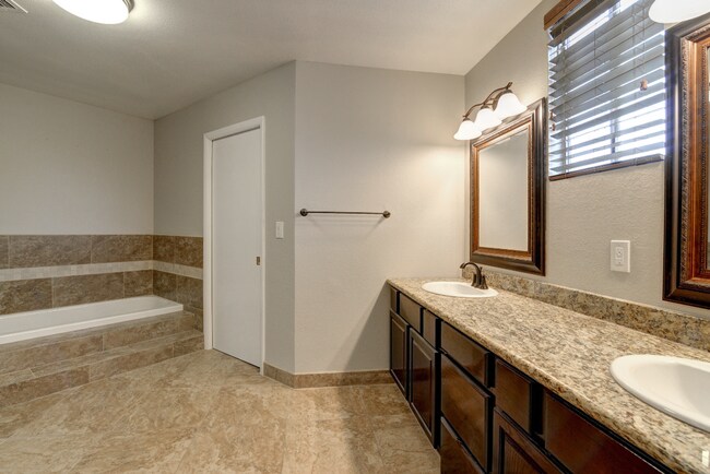 Building Photo - 6 bed 5 bath home near ASU