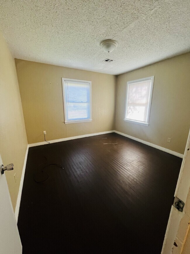 Building Photo - "Charming 3-Bed Home at 609 West Nagel Ave...