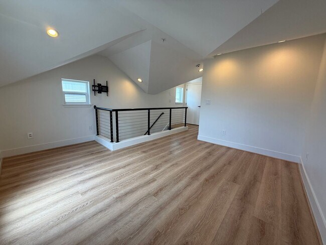 Building Photo - Modern Townhome Just One Block from Green ...