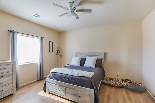Building Photo - Pet Friendly 4 Bed 2 Bath Home!