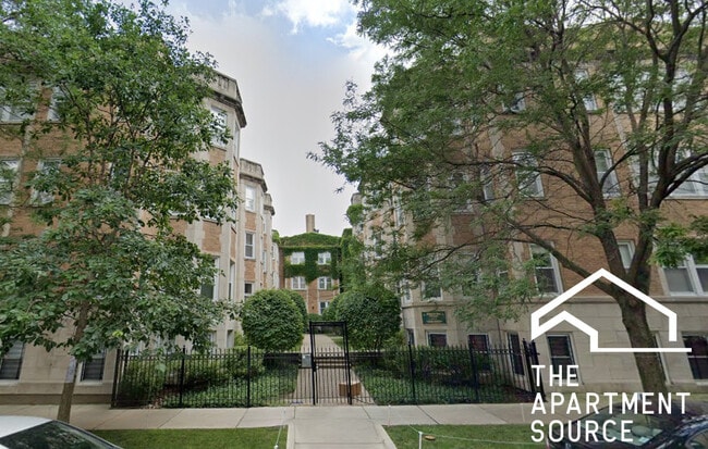 Building Photo - 853 W Cornelia Ave