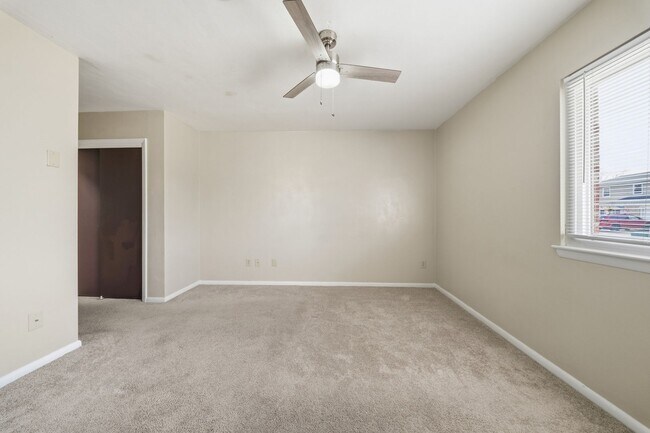 Building Photo - Spacious 4 bedroom/2 Bath Ranch Style Home