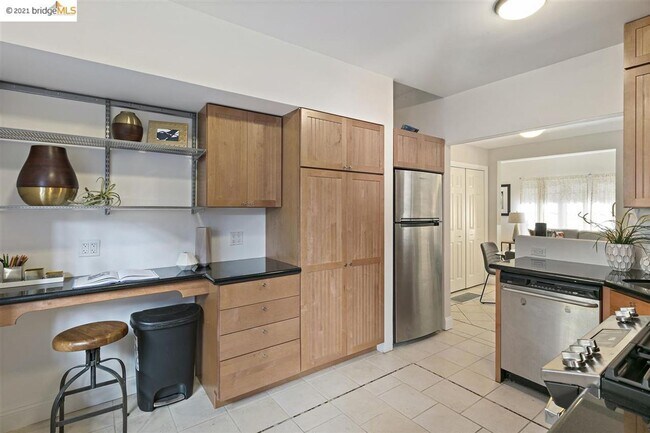 Building Photo - Beautiful Light-Filled 2BR/1BA Condo – Ste...