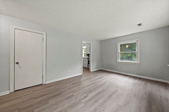 Building Photo - Private and convenient 3 bed/1 bath with large backyard