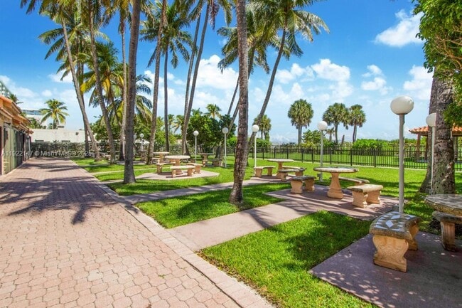 Building Photo - 2555 Collins Ave