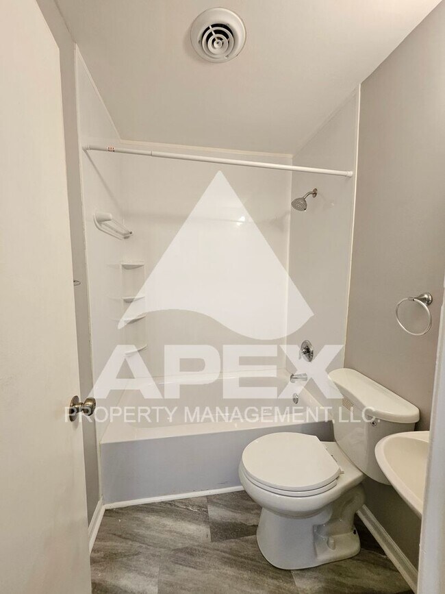 Building Photo - Craftsman Style 2 Bd 1- Ba Single Family Home with Bonus Rm and carport in North Knox!