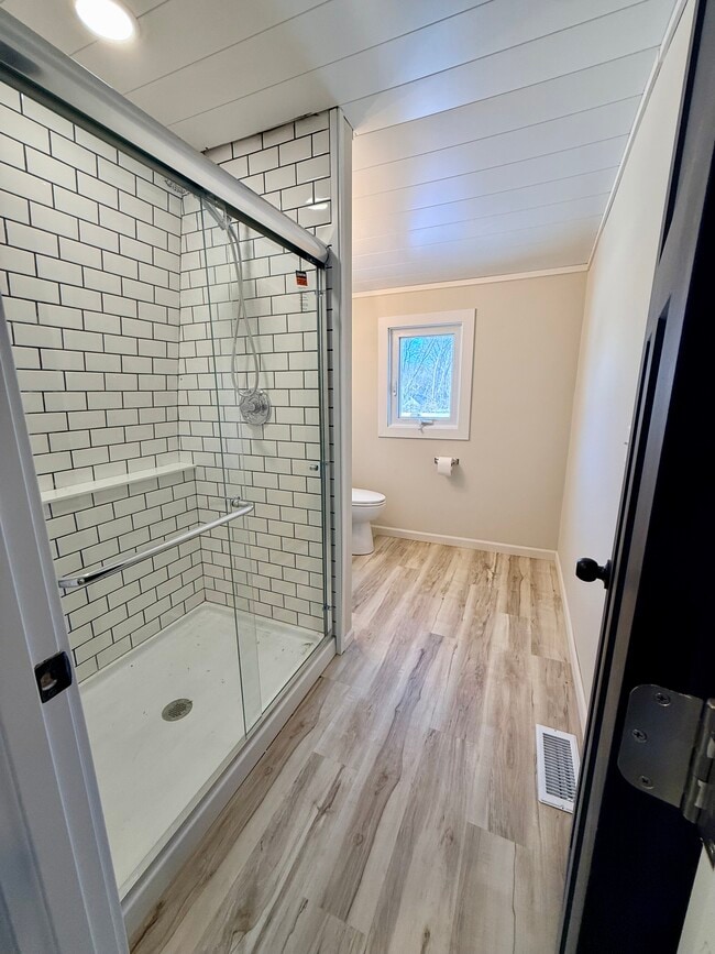 Building Photo - 553 Elm Ave E