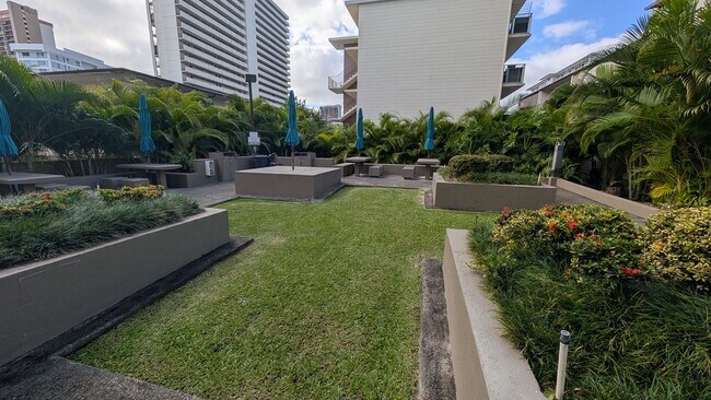 Building Photo - Newly remodeled Large 3 bed/2 bath/2 parking end unit with ocean and city views