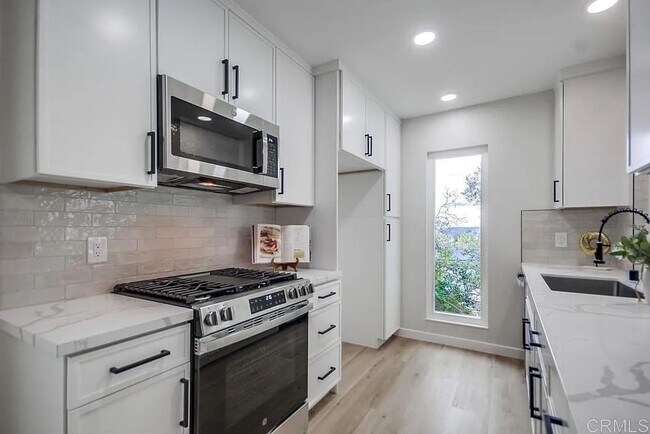 Building Photo - Fully Remodeled 2BR Condo with Designer Fi...