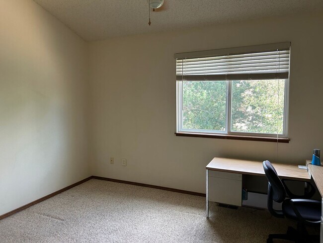 Building Photo - Broadmoor Glen 4 bedroom home