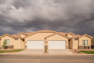 Building Photo - Spacious 2-Bedroom Duplex with Den & Fence...