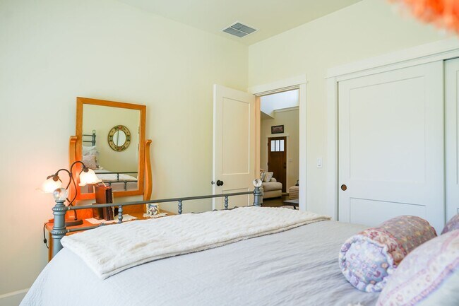 Building Photo - Beautiful Dover Bay Home