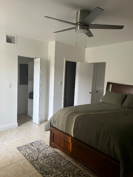 Building Photo - 147 N Kendall Dr