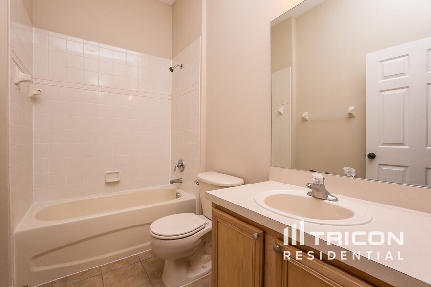 Building Photo - 2233 Roanoke Springs Dr