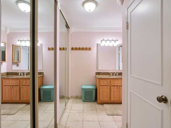 Building Photo - 563 Brackenwood Pl
