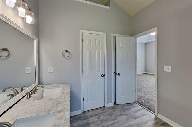 Building Photo - 1675 Huntcrest Park SW